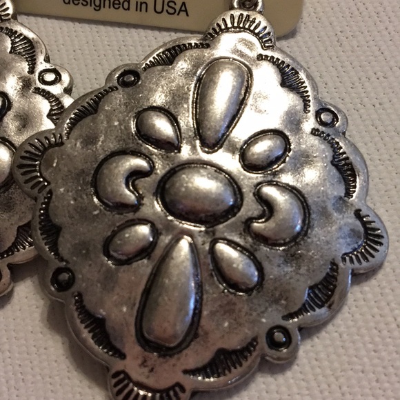 Silvertone metal earrings Southwest Style - Picture 3 of 4